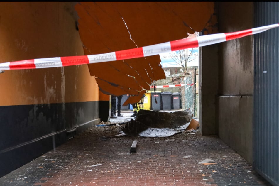Die Feuerwehr geht davon aus, dass ein Teil des Gebäudes minimal abgesackt sein könnte.