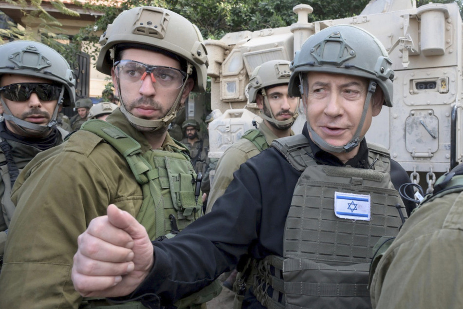 Israels Ministerpräsident Benjamin Netanjahu (74, rechts) während einer Sicherheitsbesprechung mit Kommandeuren und Soldaten.