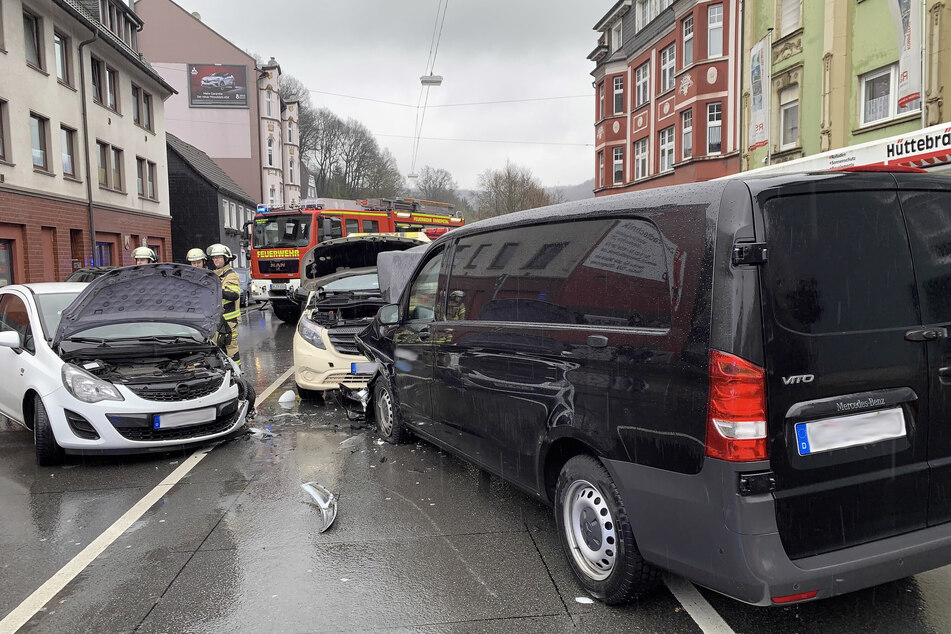 Auf der Kölner Straße kam es zu einem Unfall mit vier Autos.