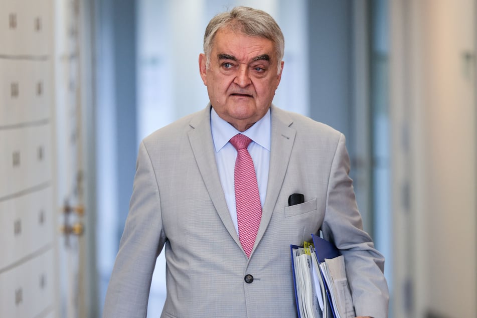 NRW-Innenminister Herbert Reul (73, CDU) kritisiert den zunehmend rauen Umgang mit Mitgliedern der LGBTQ-Community in Deutschland. (Archivbild)