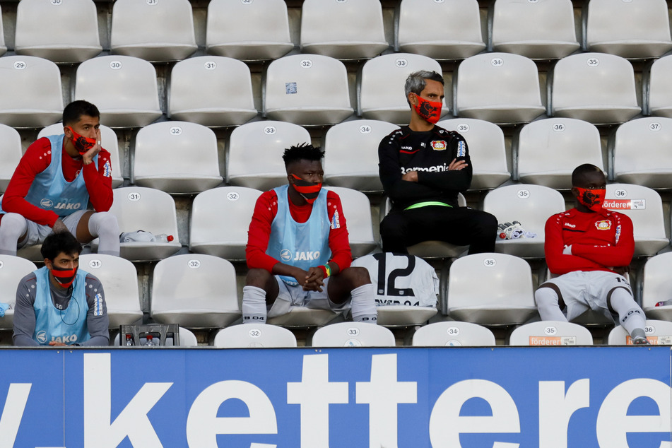 Die Ersatzspieler von Bayer 04 auf der Tribüne beim Auswärtsspiel gegen den SC Freiburg.
