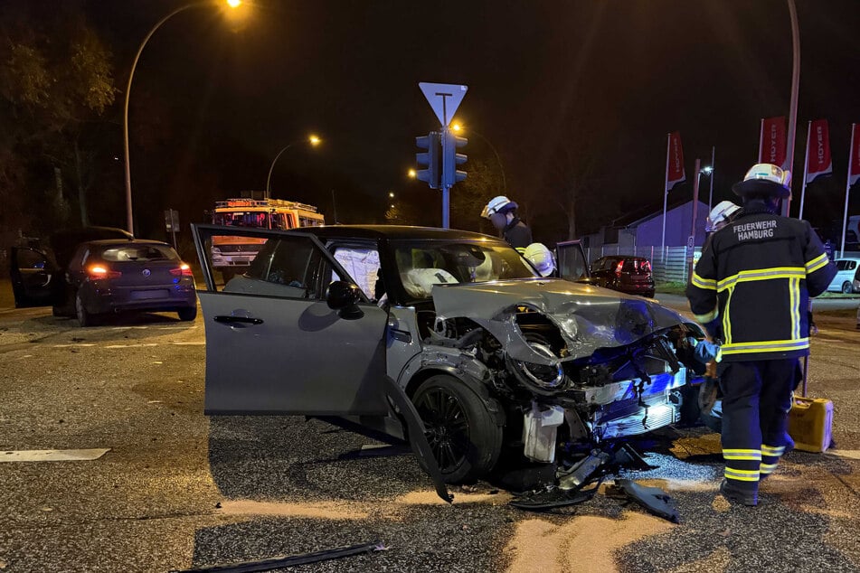 BMW-Fahrer kracht in Mini-Cooper: Beide Autos komplett zerstört