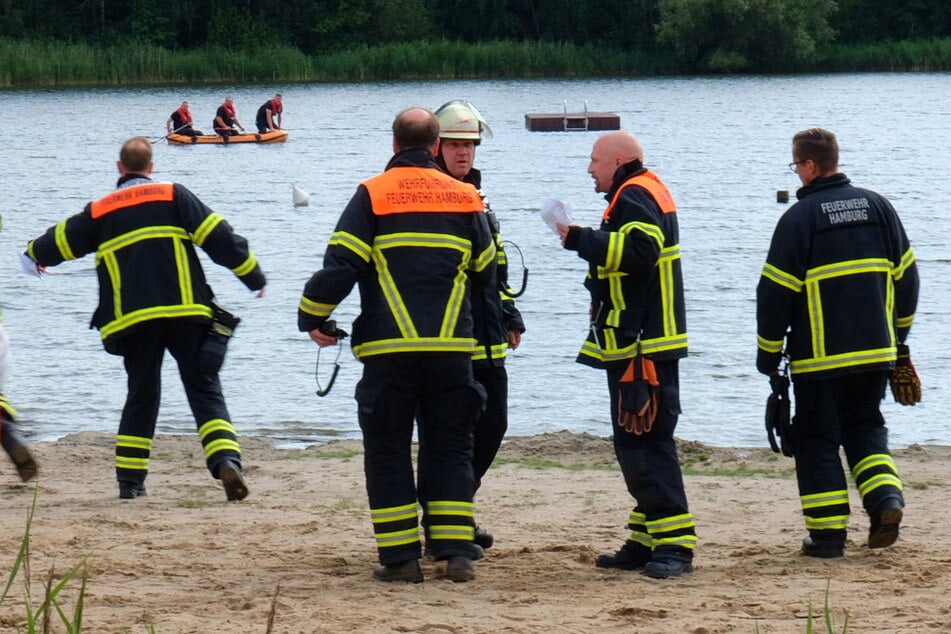 Am Allermöher See suchten zahlreiche Einsatzkräfte nach einem vermissten Schwimmer, der schließlich nur noch tot geborgen werden konnte.