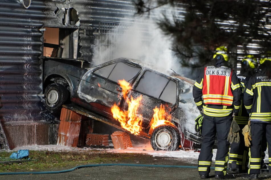 Da staunte sogar die Feuerwehr: Der Golf blieb brennend im Fensterrahmen des Tresorraumes hängen.