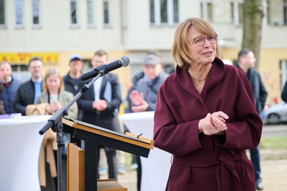Elke Büdenbender (62) kam zur Grundsteinlegung in den Schillerkiez.