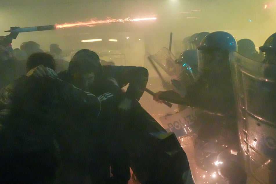 Demos gegen ICE eskalieren! Heftige Ausschreitungen bei Olympia-Protesten