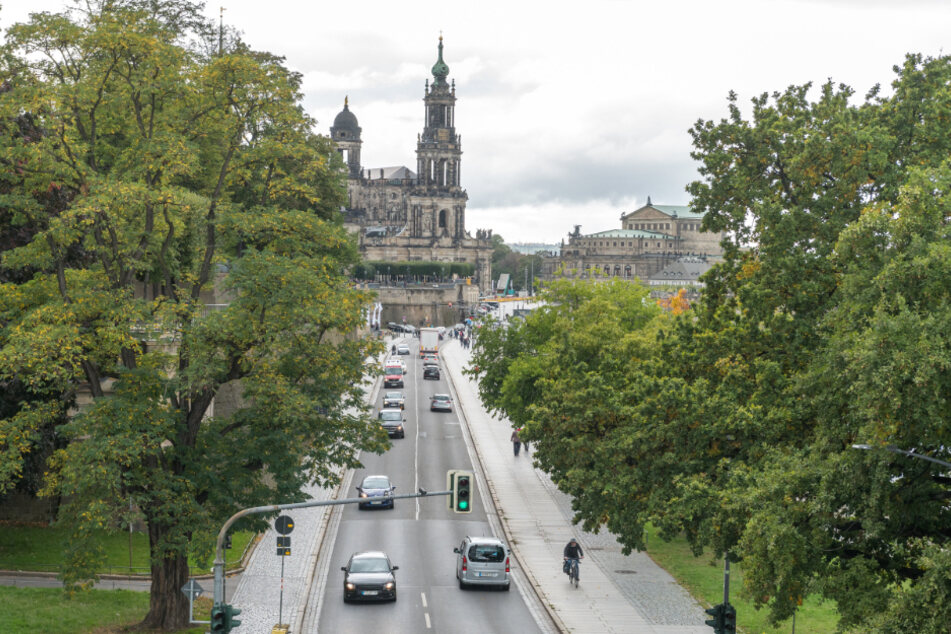 Der Striezelmarkt breitet sich dieses Jahr bis an die Elbe aus. Weit über einen Monat ist das Terrassenufer daher komplett dicht.