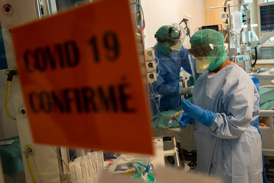 Medizinisches Personal arbeitet auf der Intensivstation für Covid-19-Patienten in einem belgischen Krankenhaus.