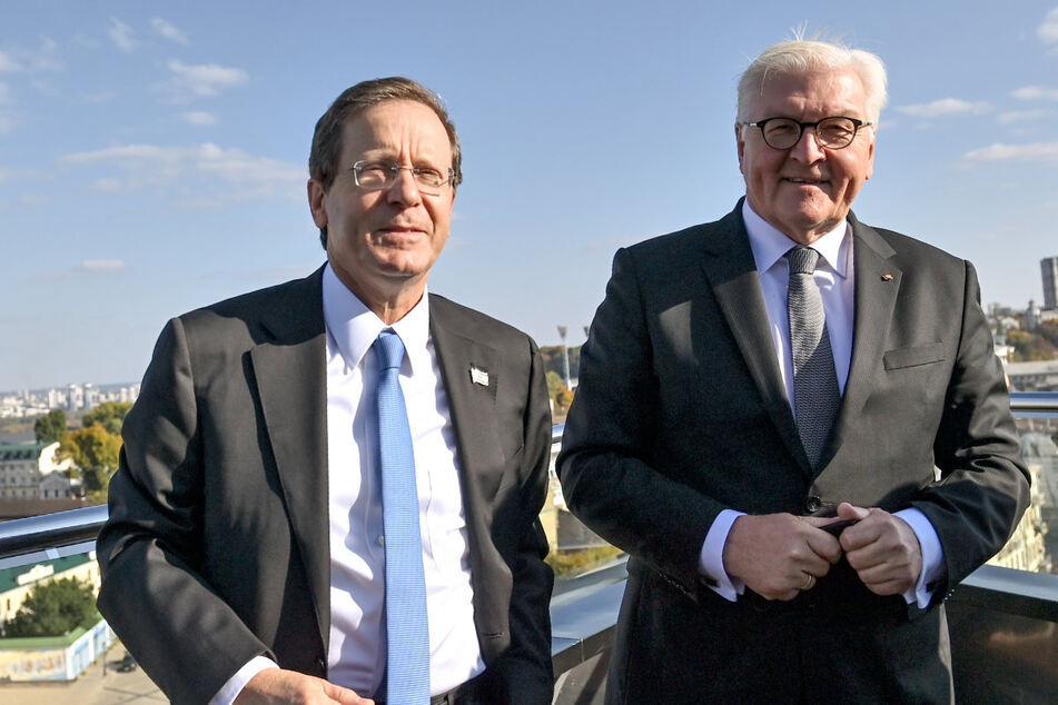 Israels Staatspräsident Izchak Herzog (61) und Bundespräsident Frank-Walter Steinmeier (66) werden am Montag bei einer Gedenkveranstaltung auf Hinterbliebene der Opfer treffen.
