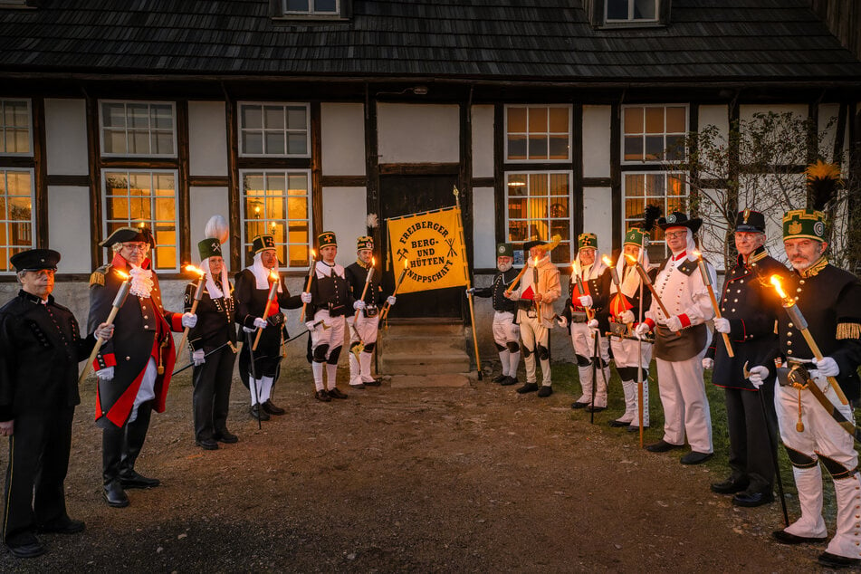 Die Historische Freiberger Berg- und Hüttenknappschaft präsentierte Uniformen vor der Schachtanlage "Alte Elisabeth".