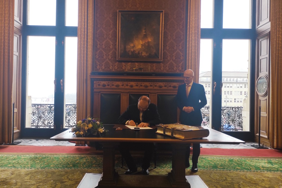 Nach dem Abschluss der Gespräche trug sich der usbekische Premierminister Abdulla Aripov in das Goldene Buch der Stadt Hamburg ein.