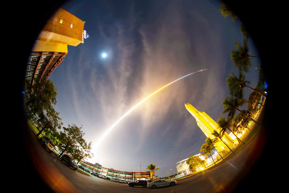 Die Trägerrakete Ariane 5 mit der Weltraumsonde BepiColombo an Bord startet vom Weltraumbahnhof Kourou (Frankreich).