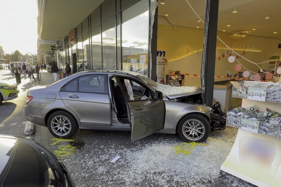 Frau rutscht von Bremse und kracht in Drogeriemarkt - vor den Augen der Polizei