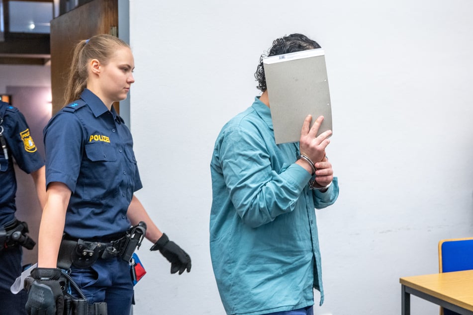Der Beschuldigte soll 2024 eine damals 19-Jährige mehr als drei Stunden lang wiederholt brutal vergewaltigt haben.