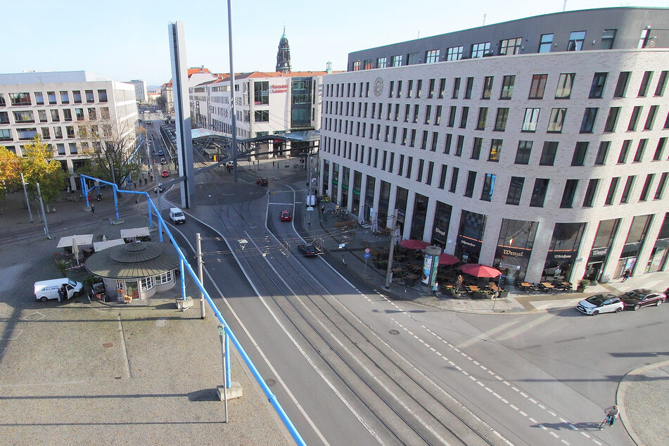 Wer von der Marienstraße (rechts im Bild) auf den Postplatz und die Wilsdruffer Straße abbiegen will, muss einen riesigen Umweg fahren. Die Kreuzung und der Straßenzug wurden dahingehend gesperrt.