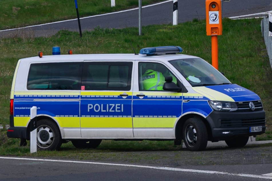Einsatzkräfte der Polizei Brandenburg haben einen abgetrennten Unterarm auf der Bundesstraße 101 entdeckt. (Symbolfoto)