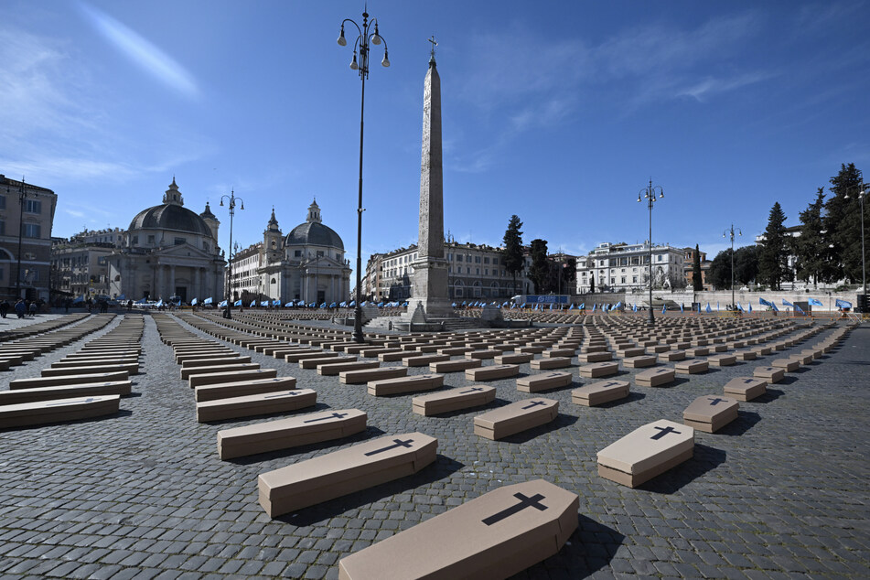 Mit den Papp-Särgen auf der Piazza del Popolo sollte die Kampagne "Null Tote bei der Arbeit" unterstrichen werden.