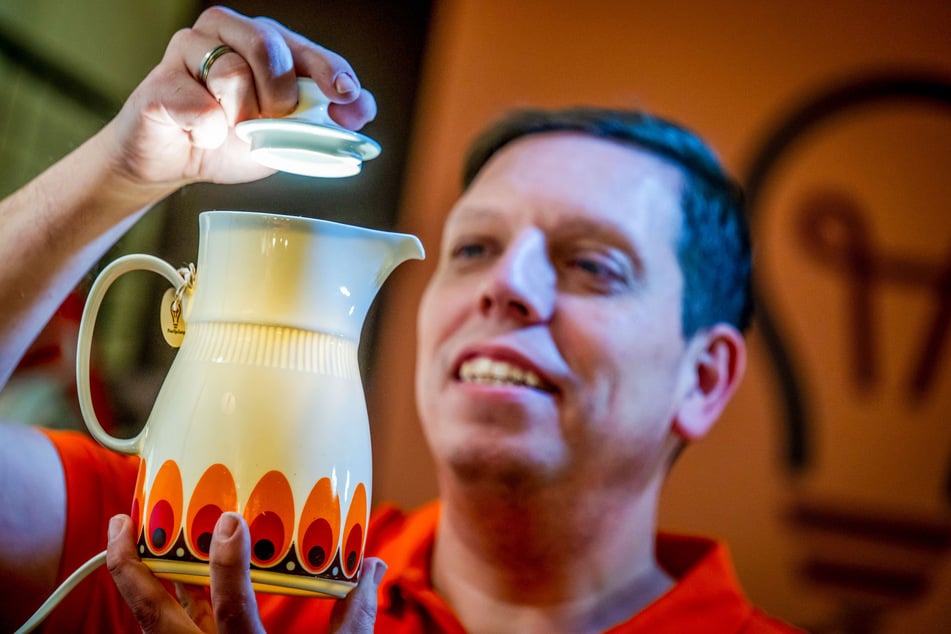 Auch eine Teekanne aus DDR-Zeiten hat der Bastler zur Tischleuchte umfunktioniert.