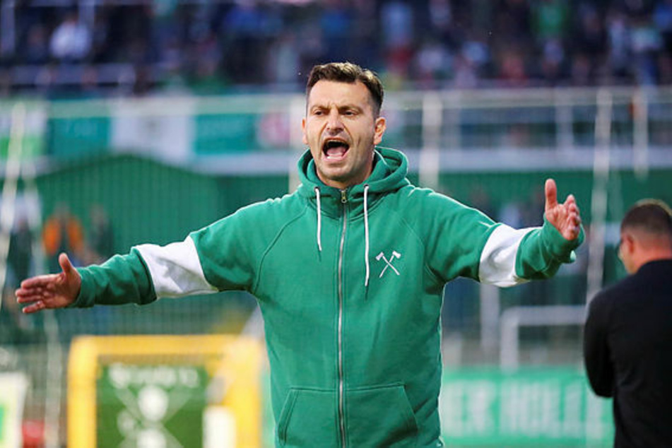 BSG-Coach Miroslav Jagatic (45) und sein Team wurden am Sonntag von Anhängern des BFC Dynamo angegriffen. Die Aufregung darüber war danach groß. Zu Recht! (Archivbild)