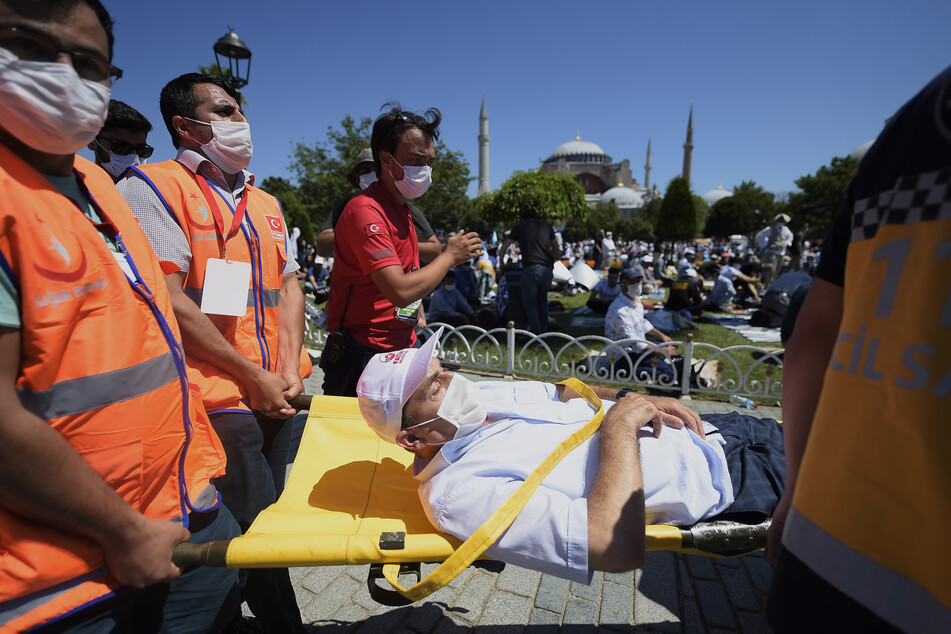 Sanitäter kümmern sich um einen Patienten in Istanbul.