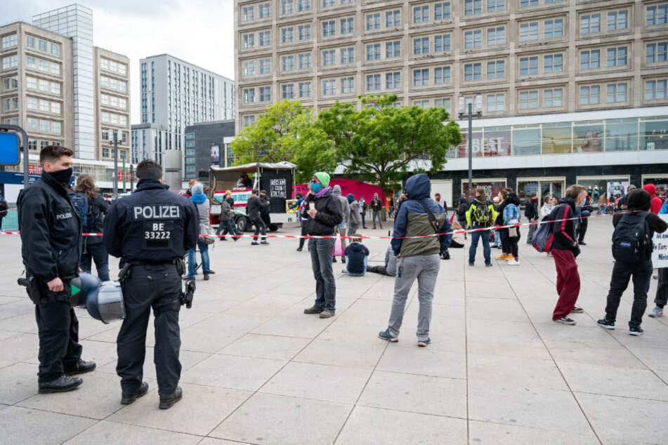 Auf dem Alexanderplatz stehen am vergangenen Samstag in einem abgesperrten Bereich Demonstranten gegen die Hygiene-Demo.