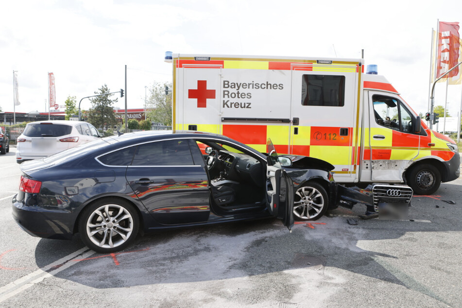Ein Audi krachte in Fürth in einen Rettungswagen.