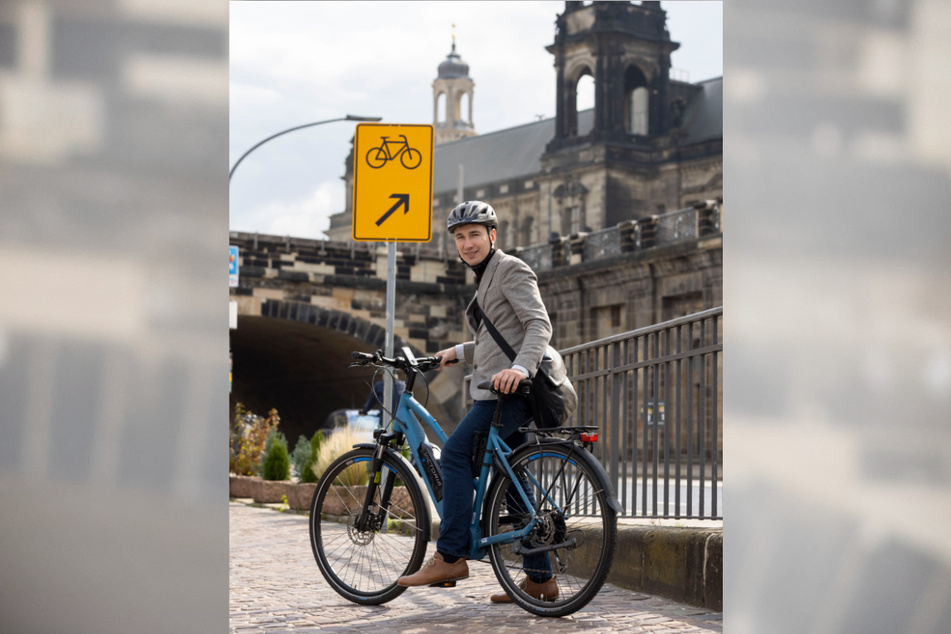Wie Verkehrsbürgermeister Stephan Kühn (42, Grüne) müssen ab sofort alle Radler auf Höhe der Augustusbrücke auf die Straße fahren.