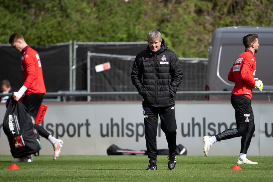 Mit einer langen Kabinenansprache begann der erste offizielle Arbeitstag von Freidhelm Funkel (67) beim 1. FC Köln. Danach ging es raus auf den Trainingsplatz.