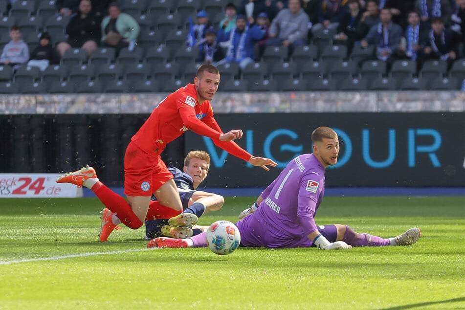Luca Schuler (m.) verpasste eine der besten Hertha-Gelegenheiten.