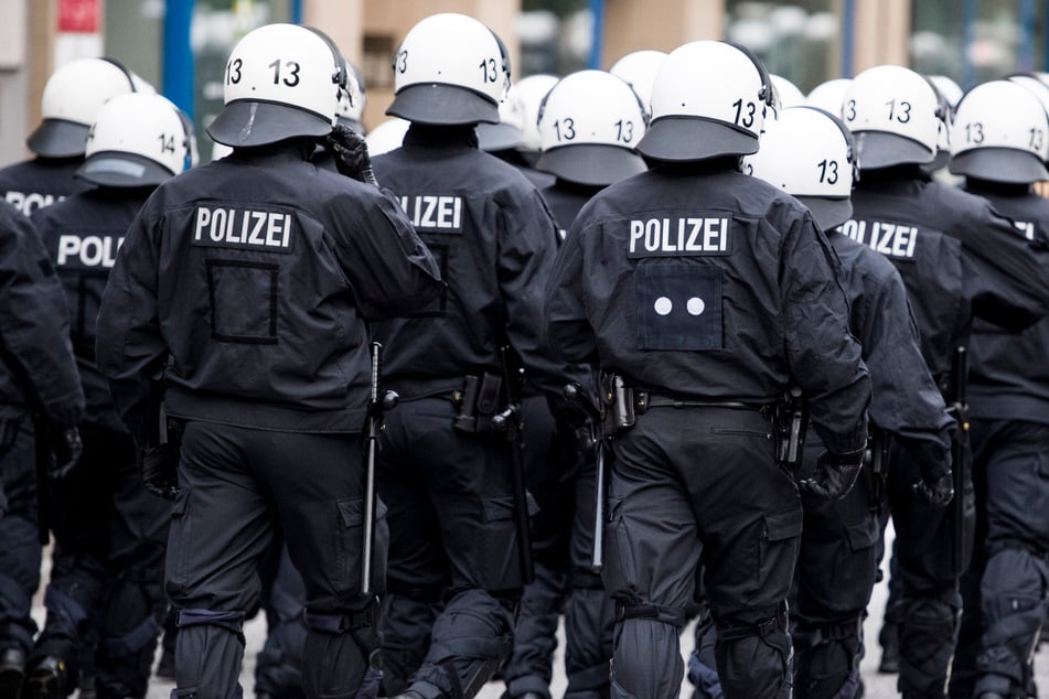 Die Polizei wird die Demo-Veranstaltungen in den deutschen Städten gut absichern, damit es keine gewaltsamen Ausschreitungen wie in Italien und Frankreich gibt. (Archivbild)