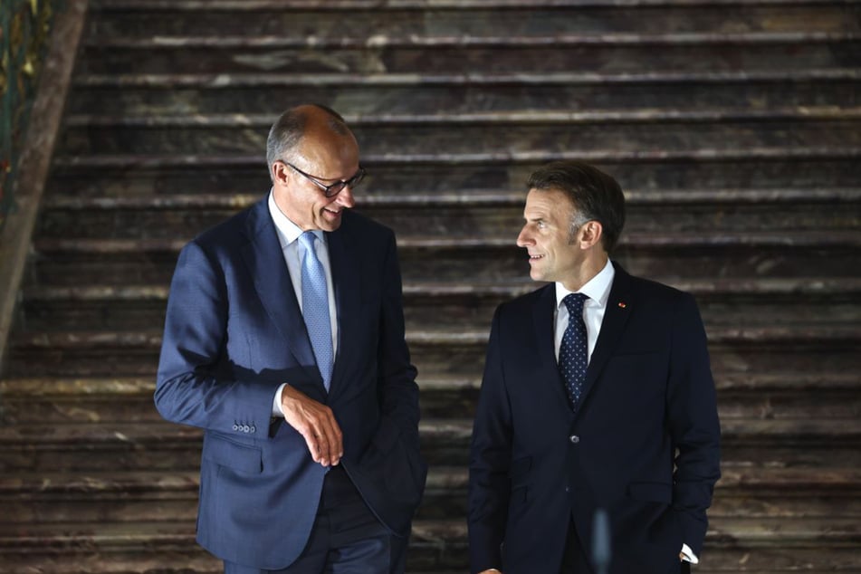 Bundeskanzler Friedrich Merz (70, CDU, l.) und Frankreichs Präsident Emmanuel Macron (48) wollen mit der Zusammenarbeit die Elektromobilität in Europa stärken.