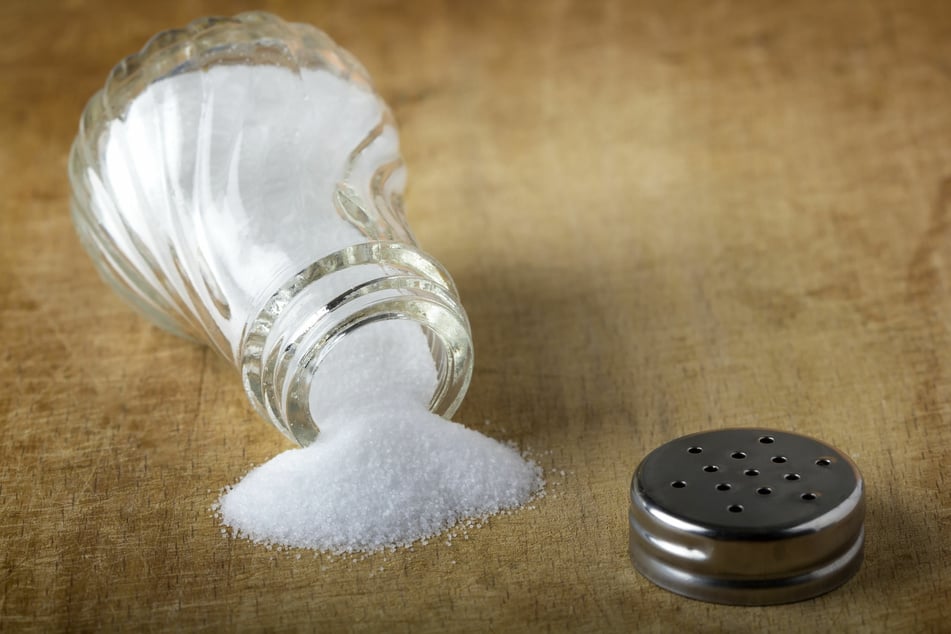 Salz bindet Fett und Speisereste in Backofen und macht sie leichter entfernbar.
