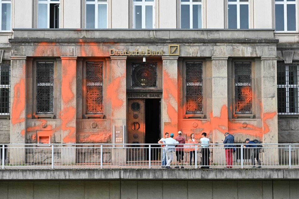 Klima-Aktivisten beschmierten am Donnerstagmorgen das Gebäude der "Deutschen Bank" in Chemnitz.