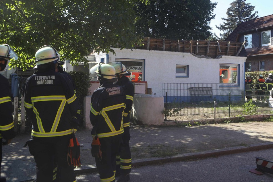 Hamburg: Dach von Einfamilienhaus eingestürzt! Großeinsatz für die Feuerwehr