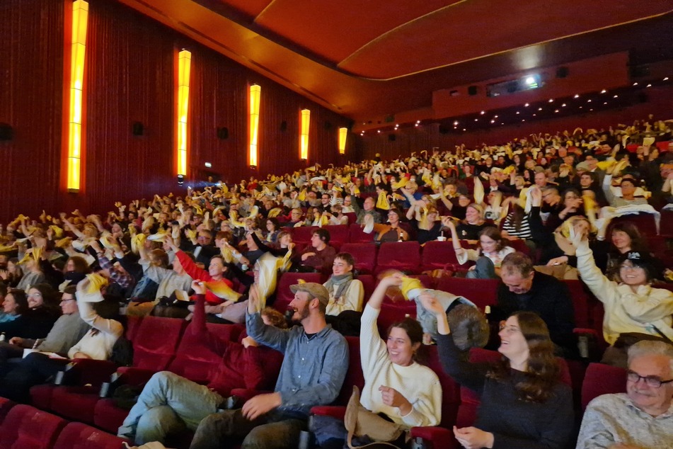 Mit extra bereitgelegten Filmfest-Stofftaschentüchern winkte das Publikum Wiederspiel zum Abschied und sagt lauthals "Thank you for the Movies".