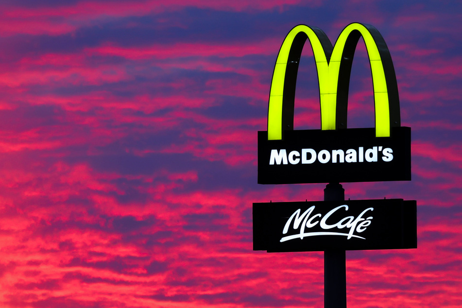 Täter brechen in McDonald's ein, bohren Loch in Wand und räumen Tresor leer