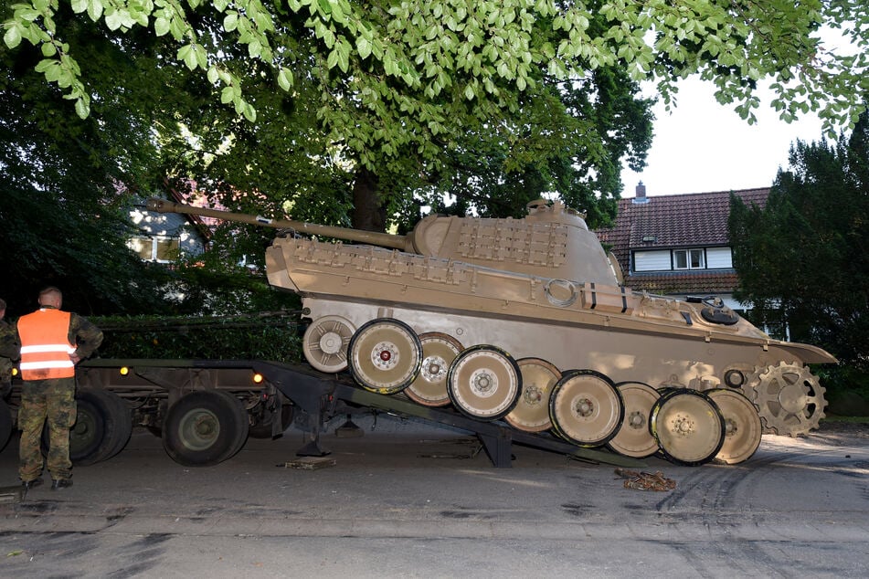 Der "Panther"-Kampfpanzer wird zum Abtransport vorbereitet. (Archivbild)