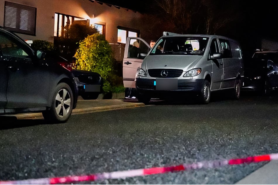 Die Polizei war wegen einer verletzten Person zu dem Wohnhaus gerufen worden. Im Inneren entdeckten die Beamten dann die drei Leichen.