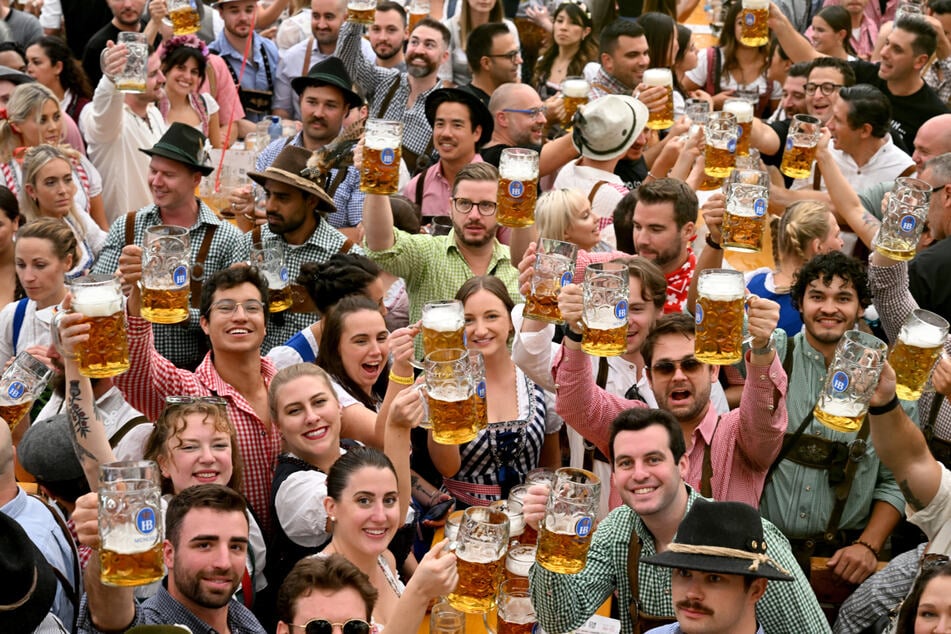 Prost! In wenigen Tagen wird beim Münchner Oktoberfest wieder mit Bier angestoßen.
