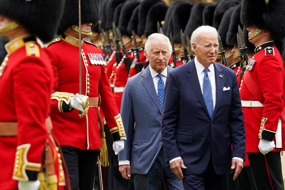 US President Joe Biden (r.) met with Britain's King Charles III during a trip to London on Monday.