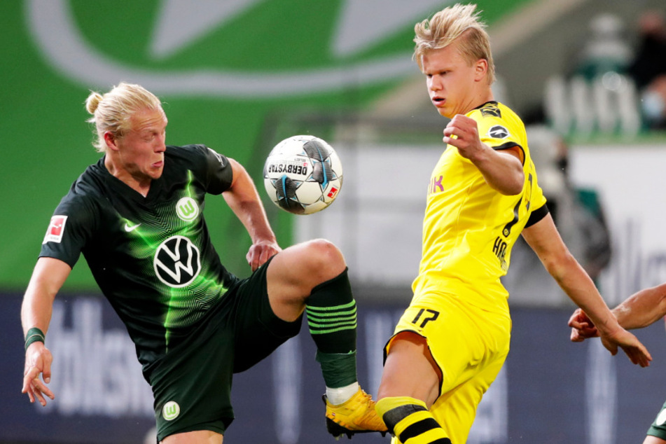 Einst Teamkollegen bei Red Bull Salzburg, nun Gegenspieler in der 1. Bundesliga: BVB-Stürmer Erling Haaland (r.) und Wolfsburgs Mittelfeldmann Xaver Schlager.