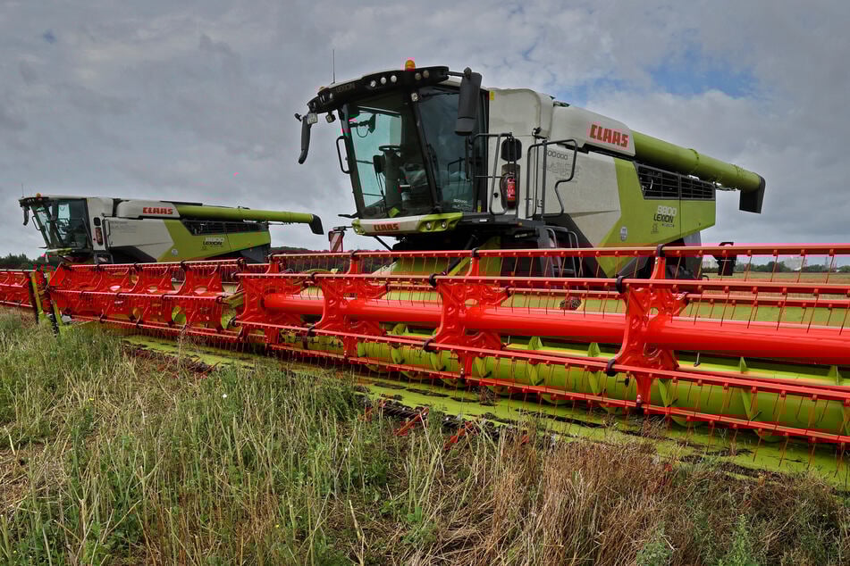 Zehn Tonnen schwerer Mähdrescher crasht Gartenparty
