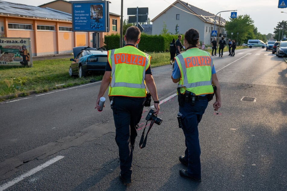 Während der Unfallaufnahme sichern Bereitschaftspolizisten das Areal, damit es nicht zu neuen Auseinandersetzungen kommt.