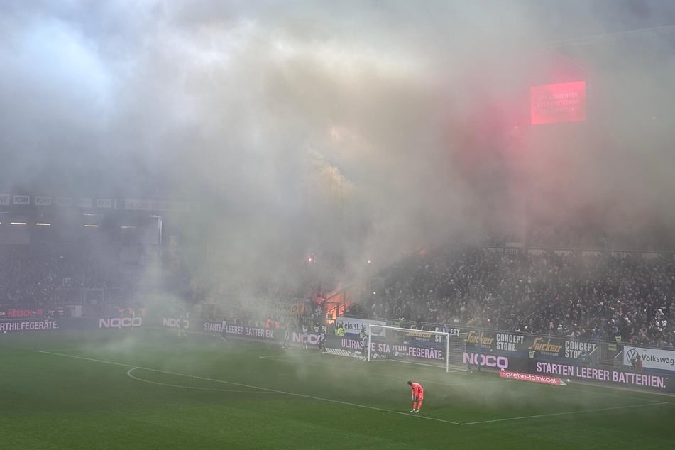 Die Dresdner Anhänger zündeten nach dem zweiten Gegentreffer massenhaft Pyrotechnik.