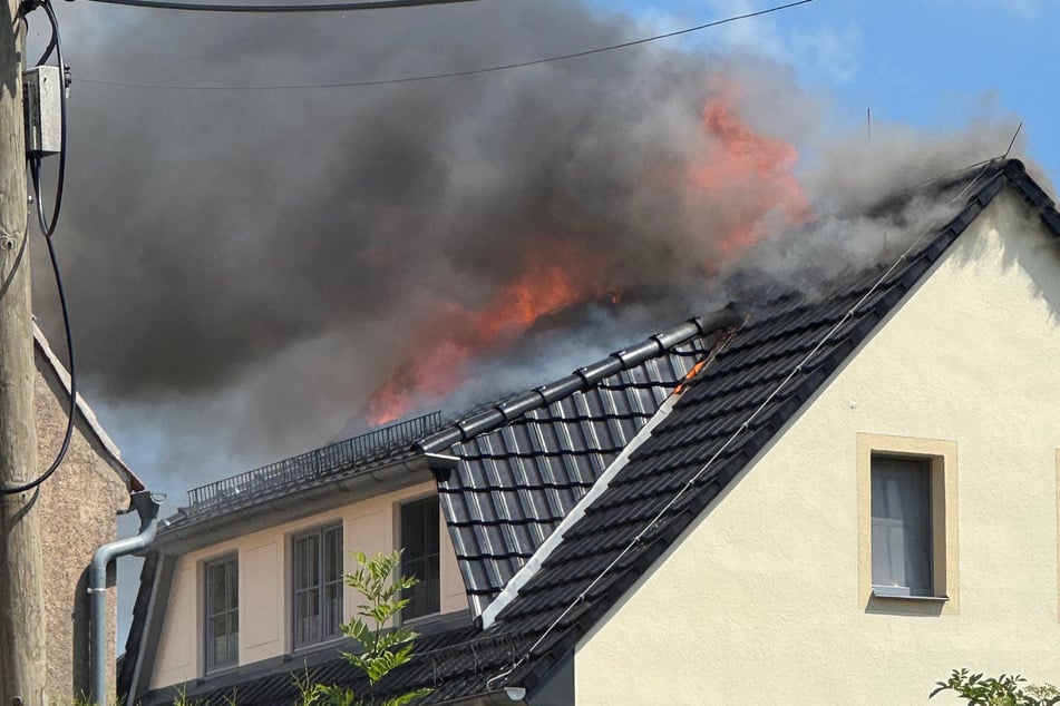 Eine Solaranlage auf dem Dach soll in Brand geraten sein.