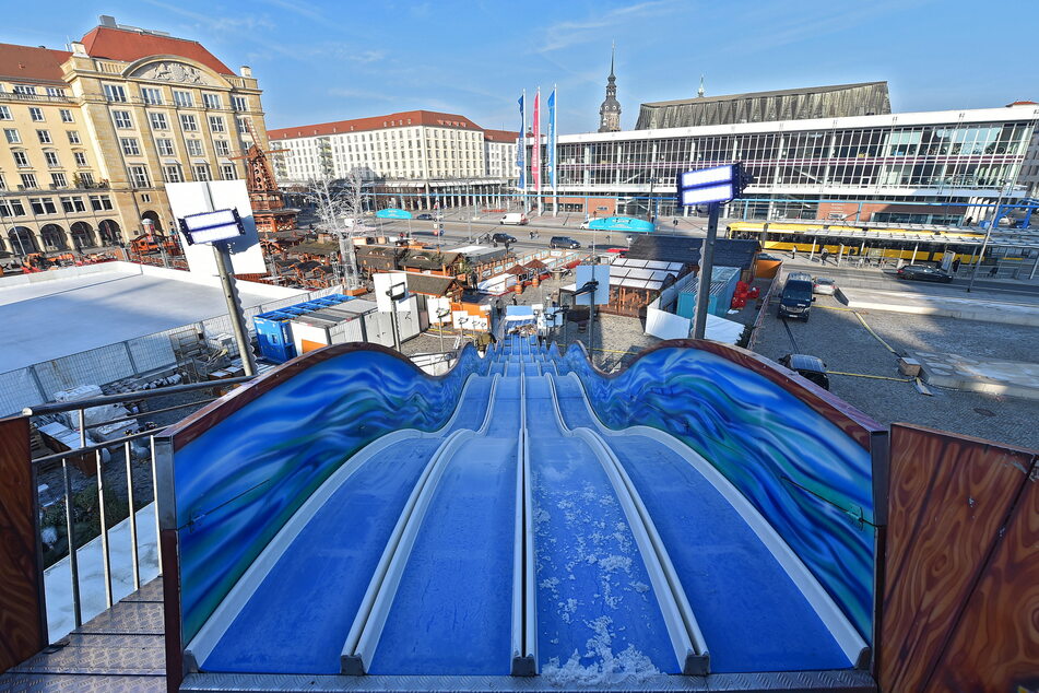 Mit Eisbahn und Rutsche: So sah der "Winterzauber" 2019 auf dem Altmarkt aus.