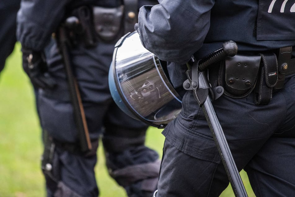 Die Beamten mussten sich mit Schlagstock und Pfefferspray zur Wehr setzen. (Symbolfoto)