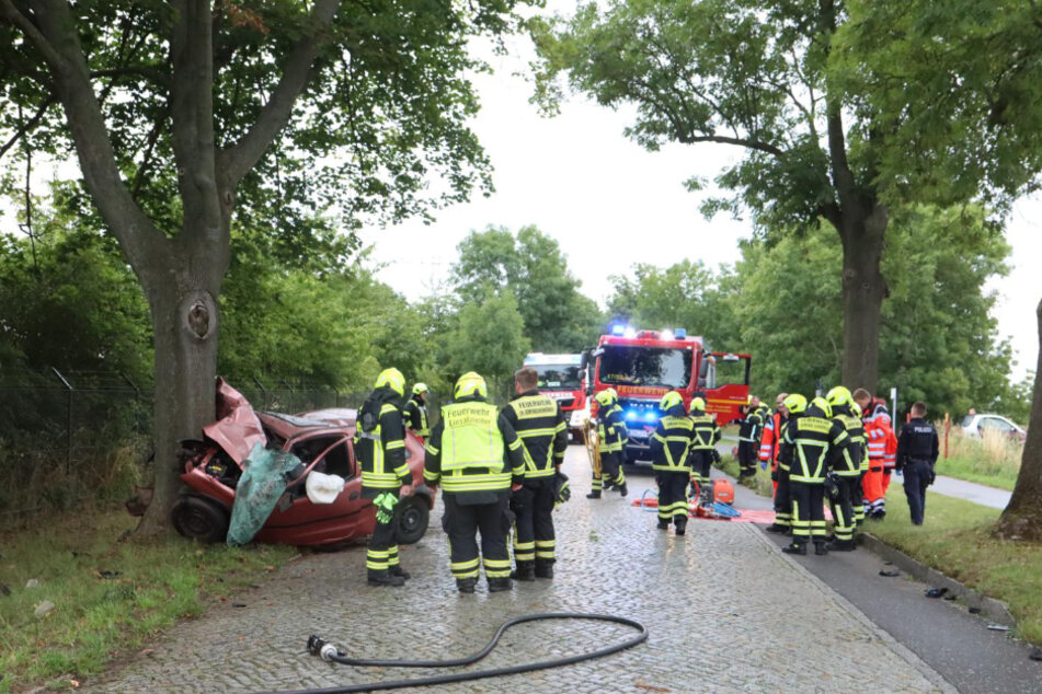 Tödlicher Unfall in Waßmannsdorf: Auto kommt von Straße ab und kracht in Baum