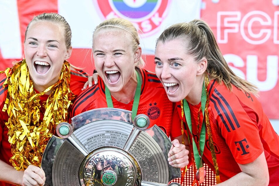 Pernille Harder (Mitte) mit Teamkollegin und Verlobter Magdalena Eriksson und Teamkollegin Linda Sembrant.