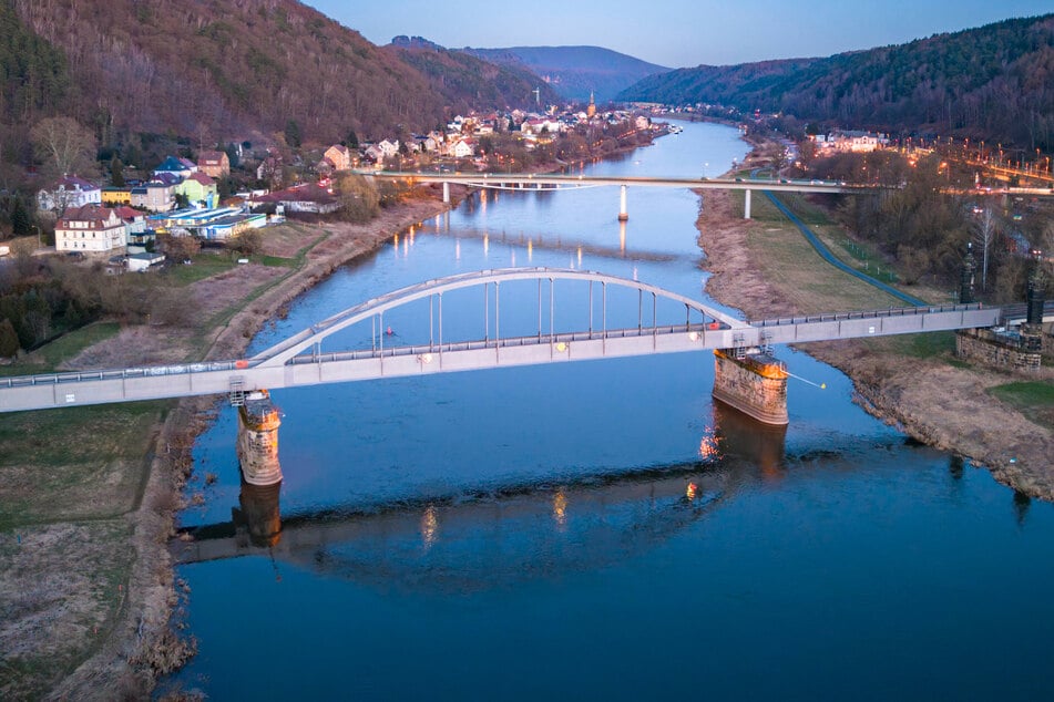 Im Vordergrund die Bahnbrücke, dahinter ist die Elbbrücke zu sehen. Beide müssen ersetzt oder mindestens saniert werden.